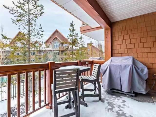 Sunny Tranquil Woods Turret In Falcon Crest Lodge Canmore Exterior foto