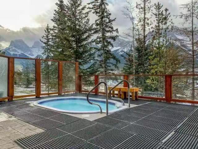 Sunny Tranquil Woods Turret In Falcon Crest Lodge Canmore Exterior foto