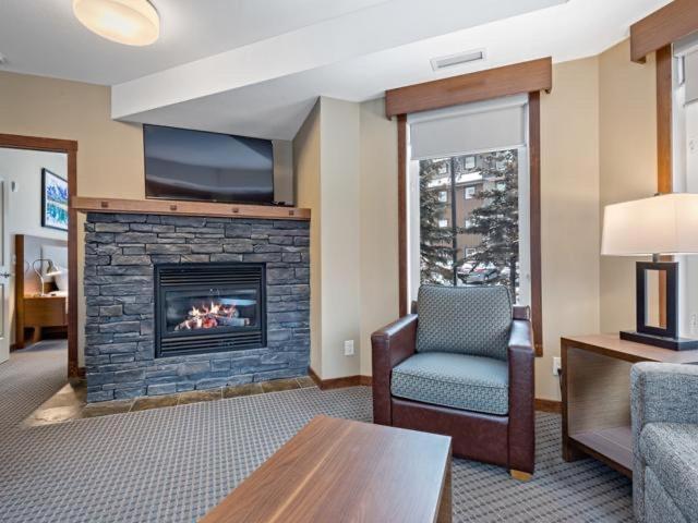 Sunny Tranquil Woods Turret In Falcon Crest Lodge Canmore Exterior foto