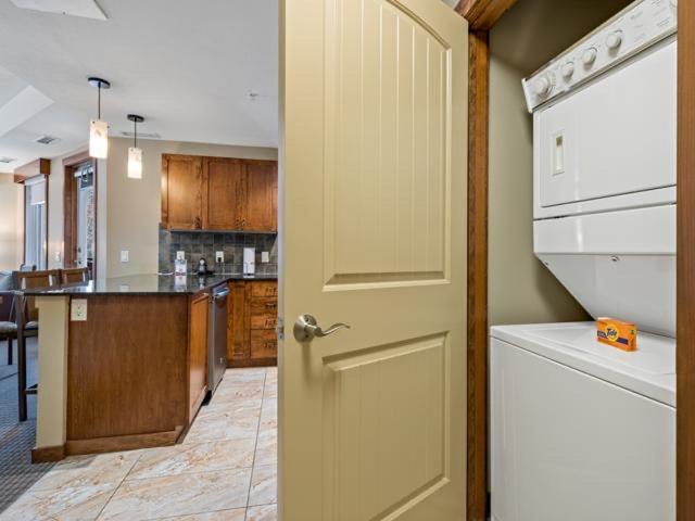 Sunny Tranquil Woods Turret In Falcon Crest Lodge Canmore Exterior foto